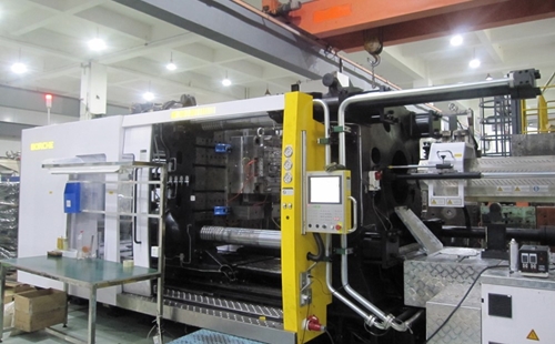 JHS adquiriu recentemente uma máquina de moldagem por injeção de 1300T